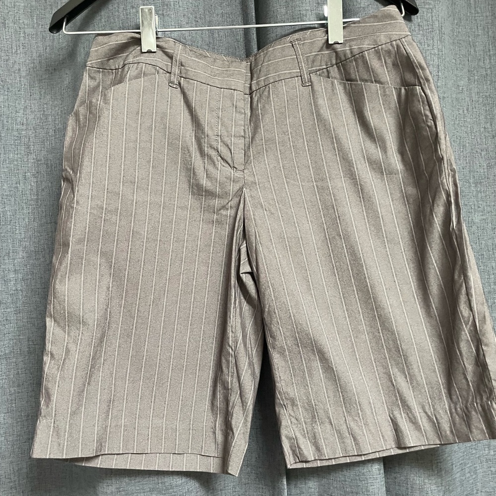 Daisy Fuentes size 4 Women’s gray pin striped shorts